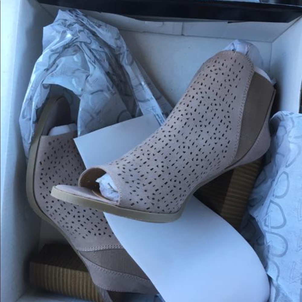 Woman’s shoes size 6.5